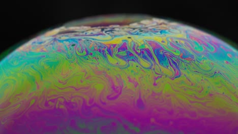 los colores vibrantes de una burbuja de jabón crean un patrón abstracto hipnotizante