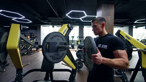 hombre trabajando en un gimnasio