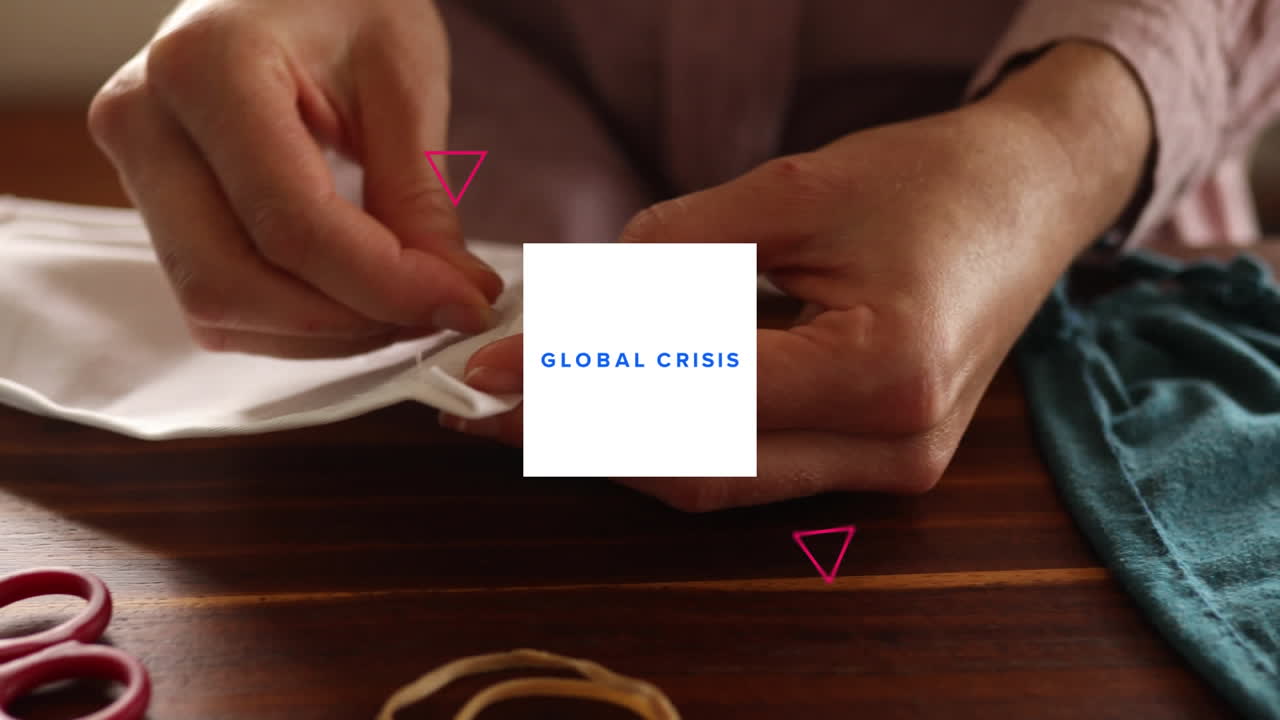 анимация слов, мигающих и меняющихся в квадратах над кавказской женщиной, шиющей коронавирус covid19