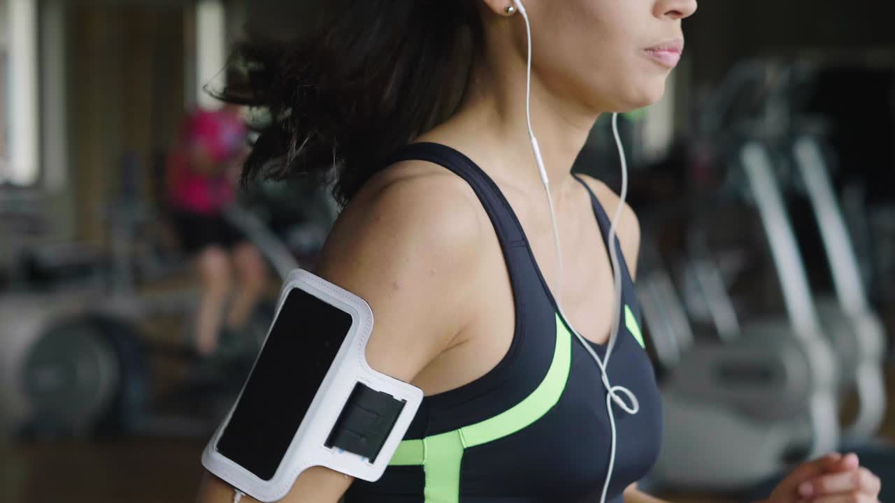 para la implementación gráfica - una hermosa mujer con su mano aplasta delante de ella para traer gráficos futuristas sobre el fitness.