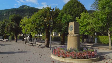 Aussichtspunkt-An-Der-Seepromenade-Der-Kurstadt-St.-Gilgen-Mit-Blick-Auf-Den-Wolfgangsee-An-Sonnigen-Tagen