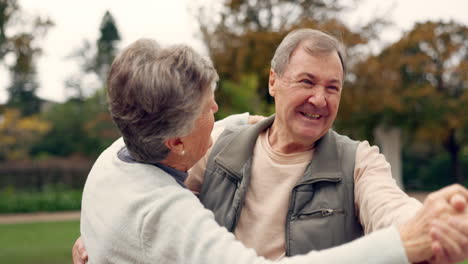 Amor,-Baile-Y-Felicidad-Con-Una-Pareja-De-Ancianos-En-El-Parque.