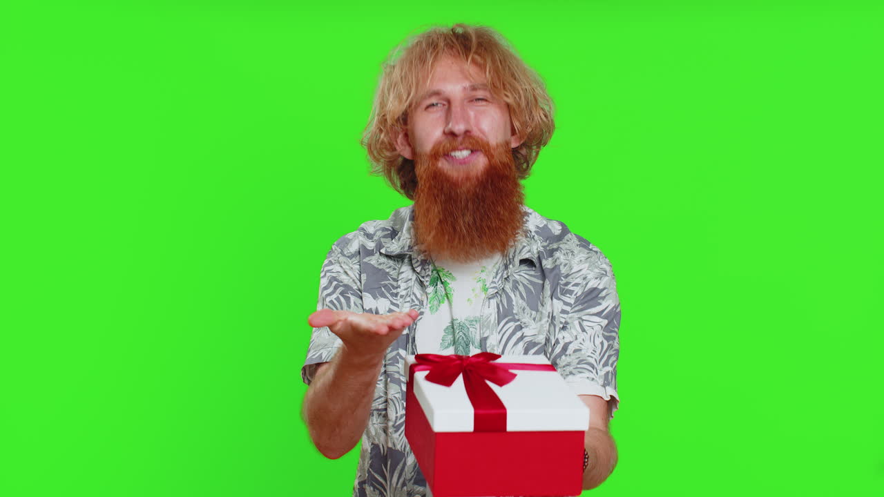 웃는 남자가 생일 선물을 선물하는 선물 상자 손을 펴고 프로모션 할인 판매