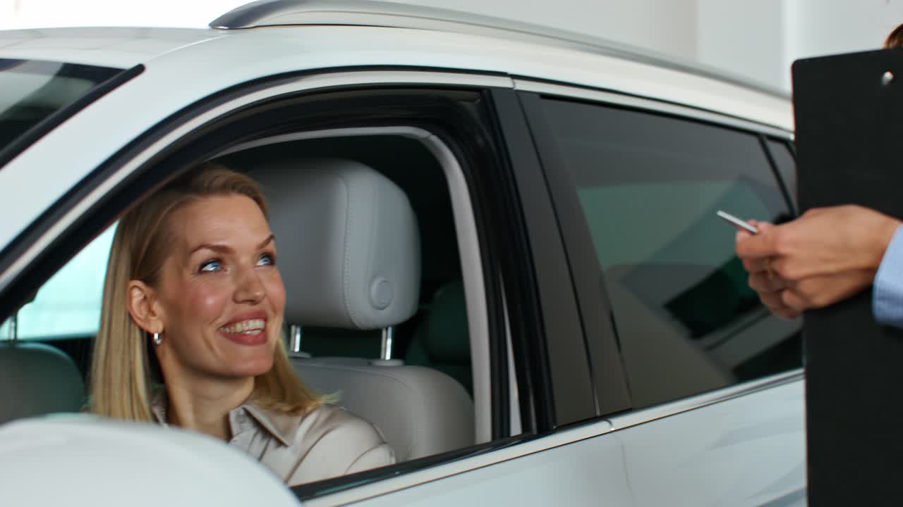 vendedora de coches discutiendo detalles con el cliente