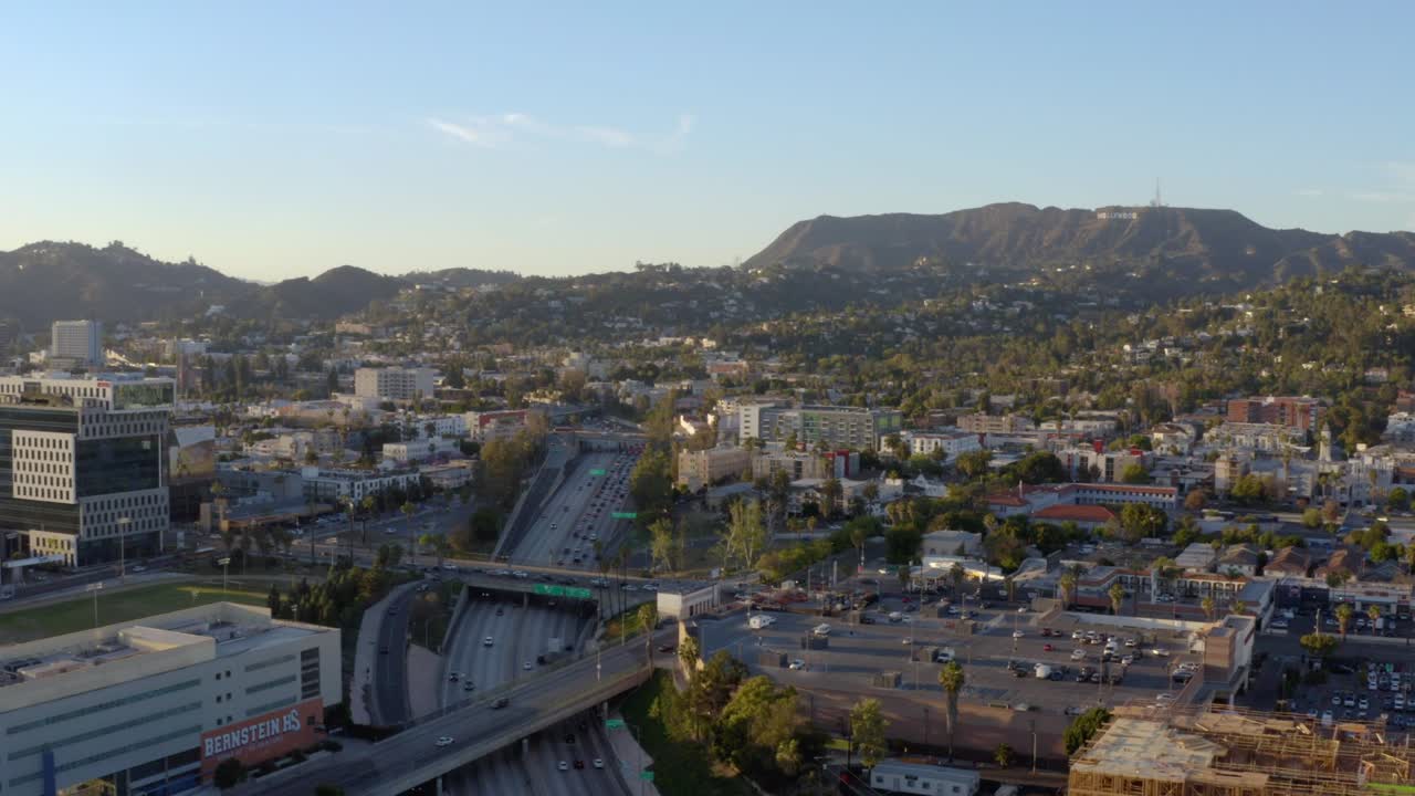 로스앤젤레스의  뷰, 주거 건물의 공중 드론, 도시 교통의 공중.