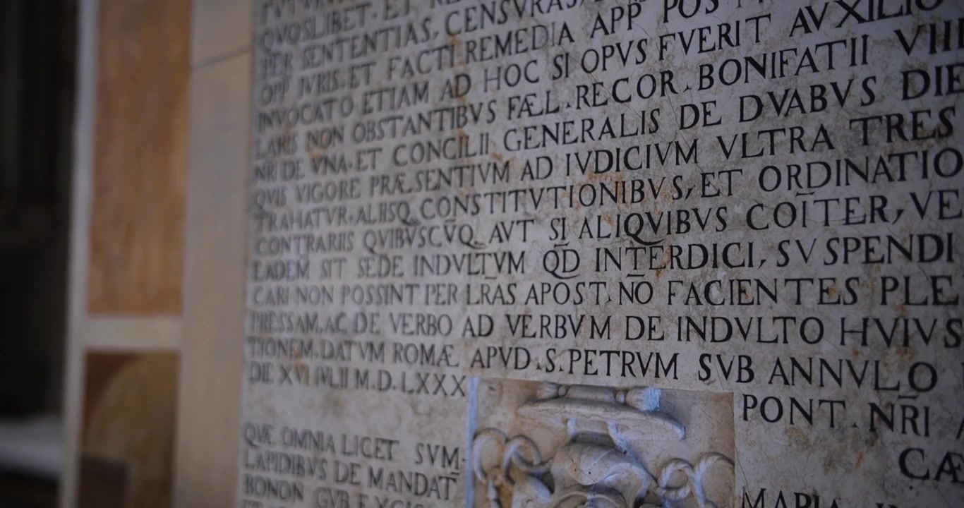 Antiche iscrizioni latine su pietra all'interno del santuario di Loreto, Italia