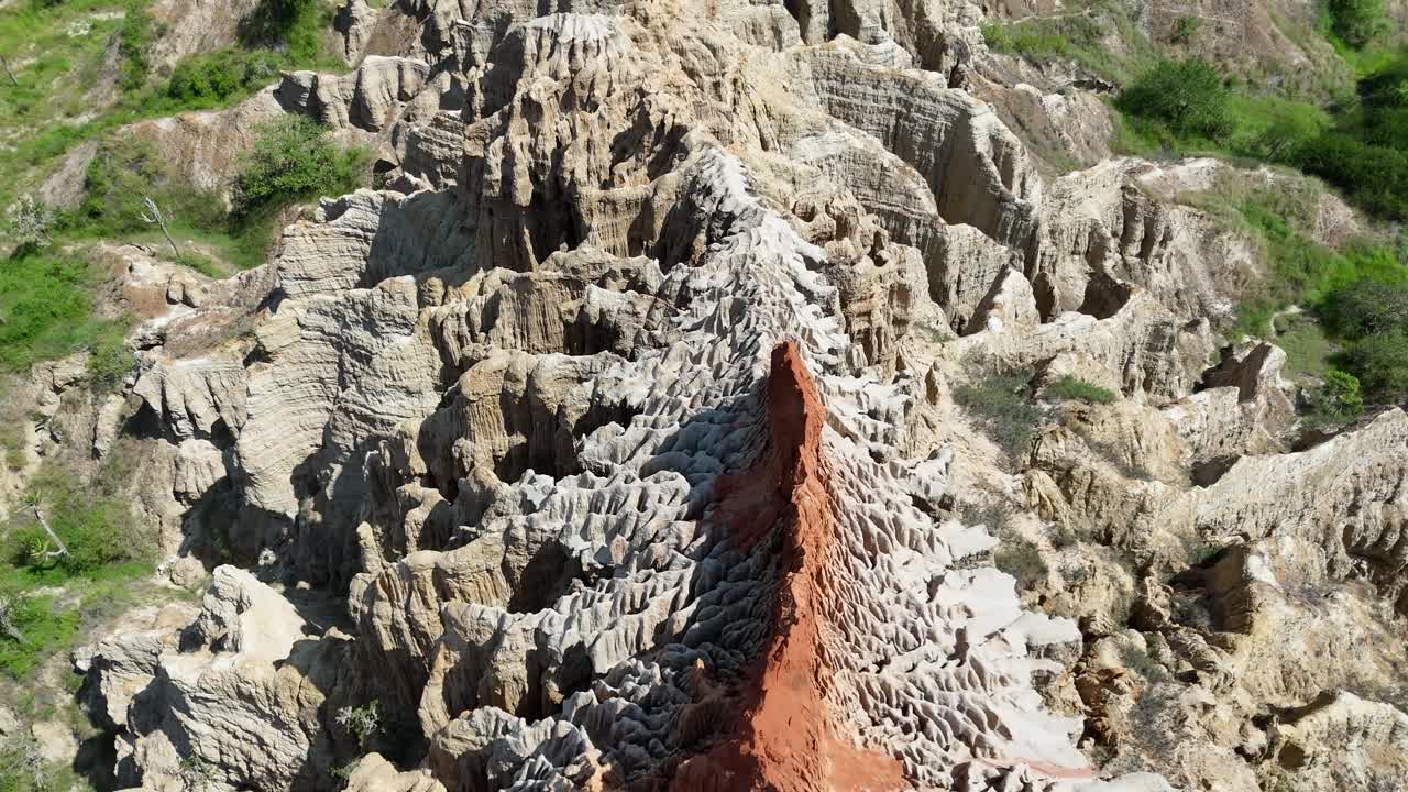 Elokuvamainen ylhäältä kuvattu perspektiivi kuluneista geologisista muodostelmista Viewpoint of the Moonissa, Luandan maakunnassa, Angolassa, Afrikassa, korostaen voimakkaan oranssia maaperää