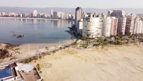 la playa del millonario en sao vicente brasil