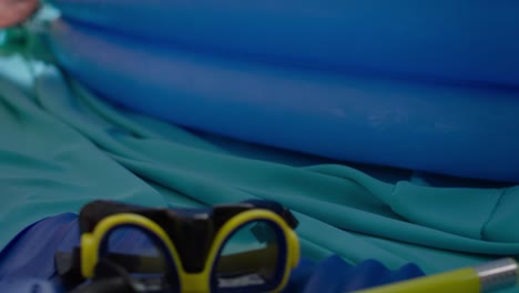 video de seguimiento de un niño relajado en una piscina inflable
