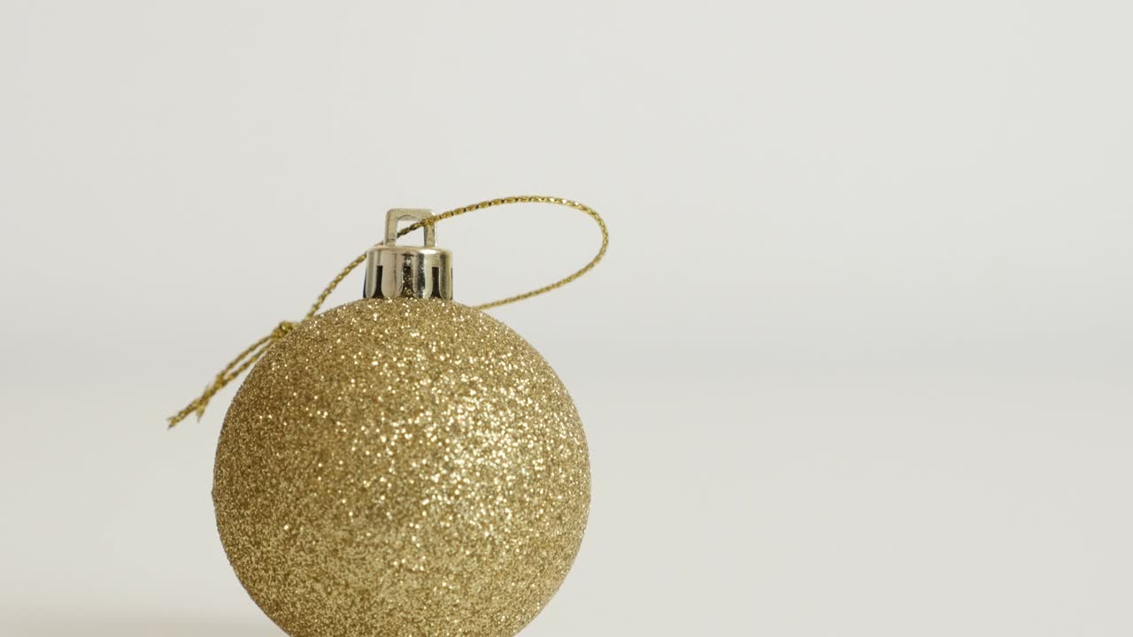 Runde Weihnachtskugel auf weißem Hintergrund Nahaufnahme 4K