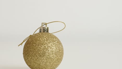 ornamento de navidad redondo sobre fondo blanco primer plano 4k