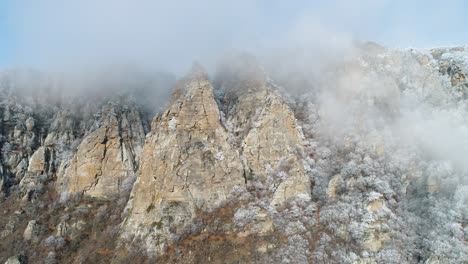 las cimas de las montañas de invierno con niebla