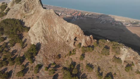 toma cercana aérea inclinar hacia arriba la escena de la cumbre volcánica, isla de porto santo