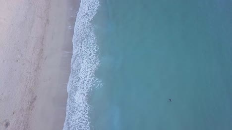 Hermoso-Océano-Azul---Olas-Del-Mar-Rompiendo-En-La-Playa-En-Newquay-Reino-Unido---Toma-Aérea