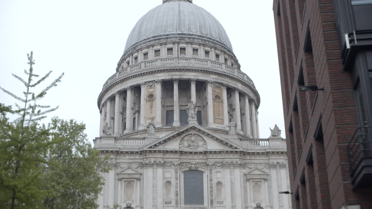 세인트 폴 대성당은 런던 시내 중심에 있는 지붕 돔의 총을 닫습니다