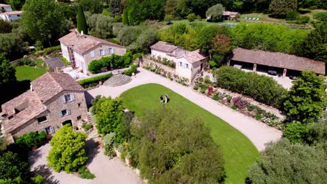 Vista-Desde-Un-Dron-De-Una-Impresionante-Villa-Con-Piscina-Y-Terraza-En-Una-Finca-Exuberante