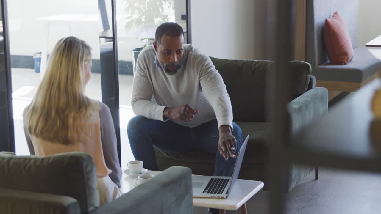 personas de negocios que trabajan en oficinas modernas