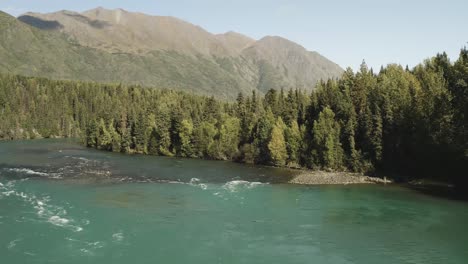 río de montañas de agua clara y prístina en alaska, vista aérea del paisaje natural del bosque madre tierra virgen no contaminada