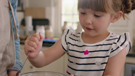 Schönes-Kleines-Mädchen-Hilft-Mutter-Beim-Backen-In-Der-Küche-Und-Mischt-Zutaten,-Backt-Schokoladen-Cupcakes-Und-Bereitet-Zu-Hause-Ein-Rezept-Vor