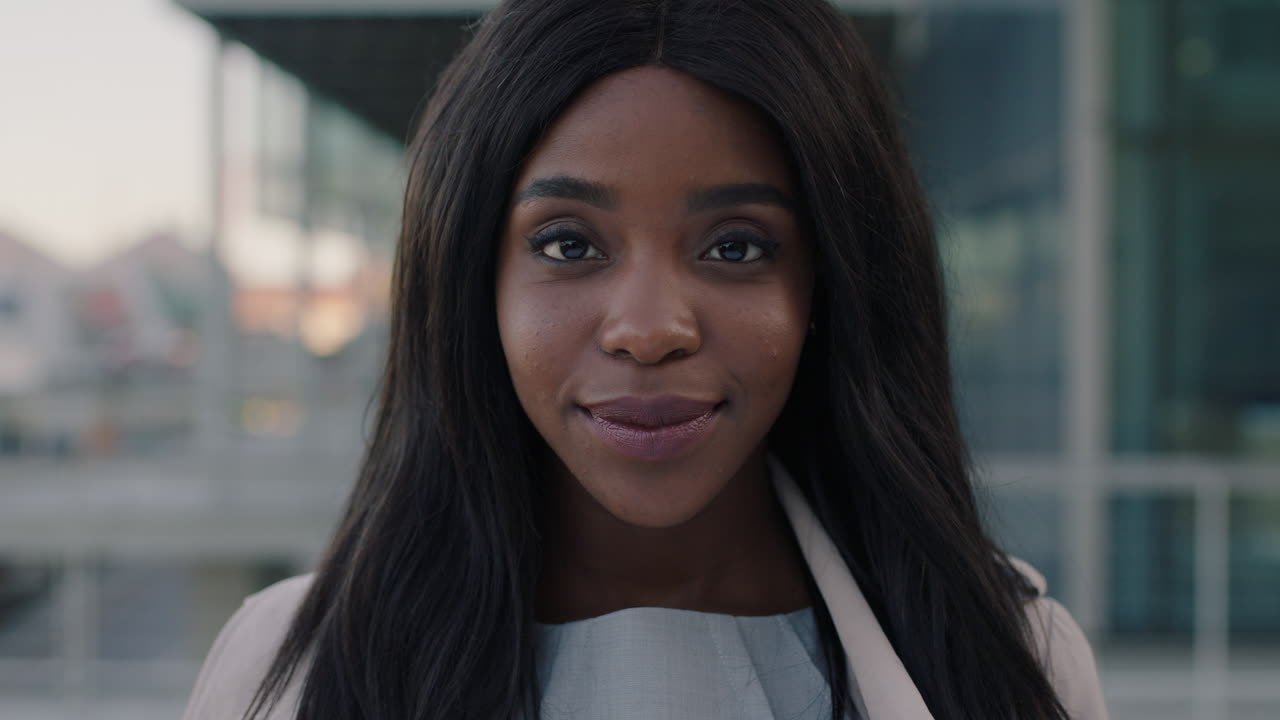 retrato de una mujer de negocios afroamericana de pie trasfondo urbano pasante atractivo