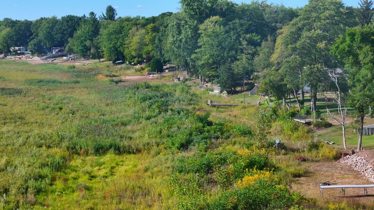 ミッドランドの川沿いの家々がダム決壊後に干ばつに見舞われ、ボートドックが露出しています。米国ミシガン州、空撮