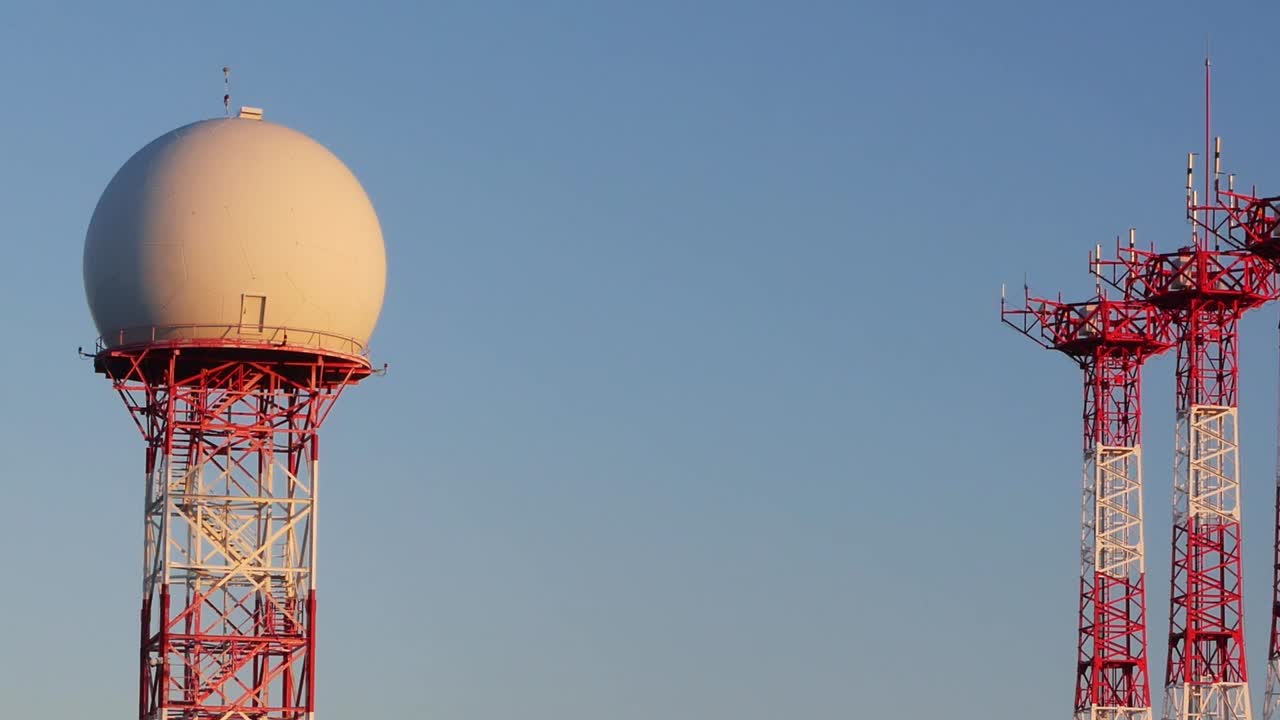알리칸테-엘체 국제공항의 레이더 돔에서 트리플 안테나로 패닝 샷