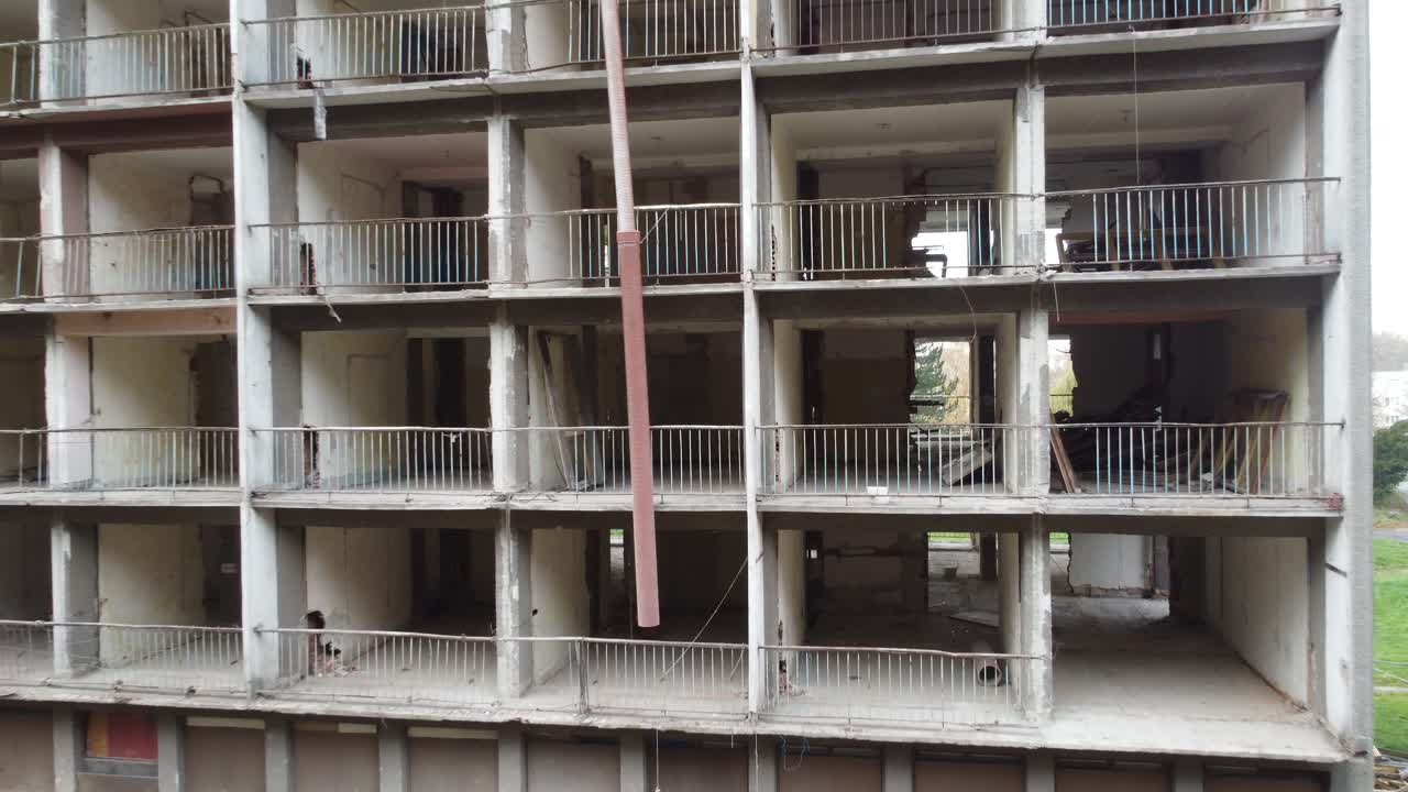 공산주의 시대 이후의 호텔 건물은 황폐한 상태로 깨진 무서운 분위기입니다.