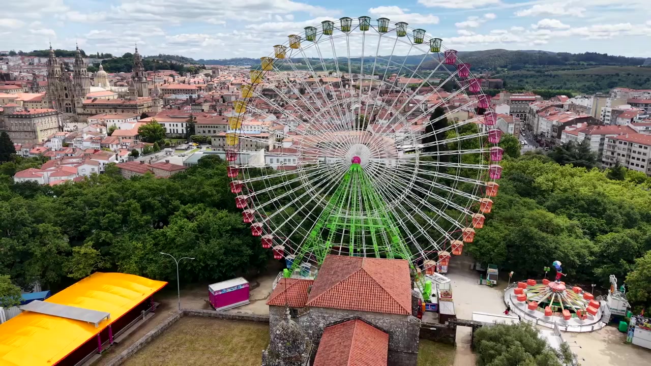 4K droneoptagelse af et tomt, stillestående 60-meter kæmpepariserhjul i La Alameda-parken, Santiago de Compostela. Filmisk luftfoto i dagtimerne, der viser den massive metalstruktur.