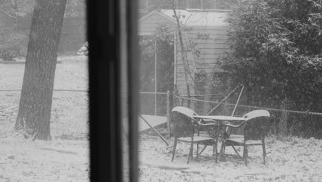 nevadas en cámara lenta extrema en un patio trasero