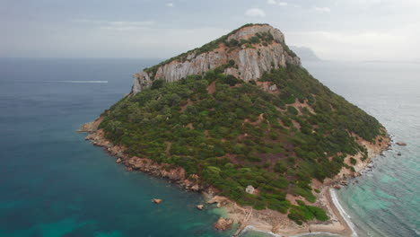 Luftpracht:-Figarolo,-Sein-Azurblaues-Wasser-Und-Der-Anmutige-Berg