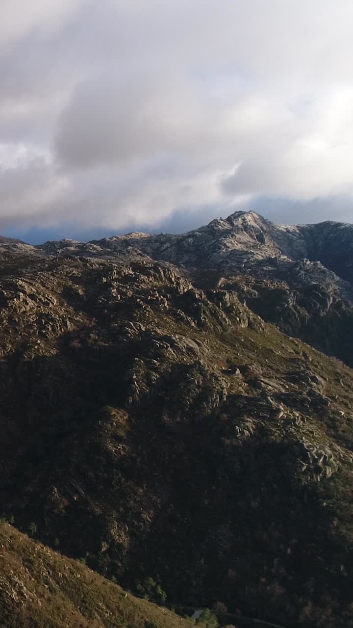 Volando sobre altas montañas. Video vertical