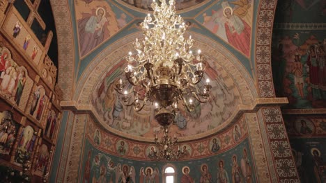 Kronleuchter-In-Der-Orthodoxen-Kirche-Mit-Bemalter-Decke-Und-Wänden