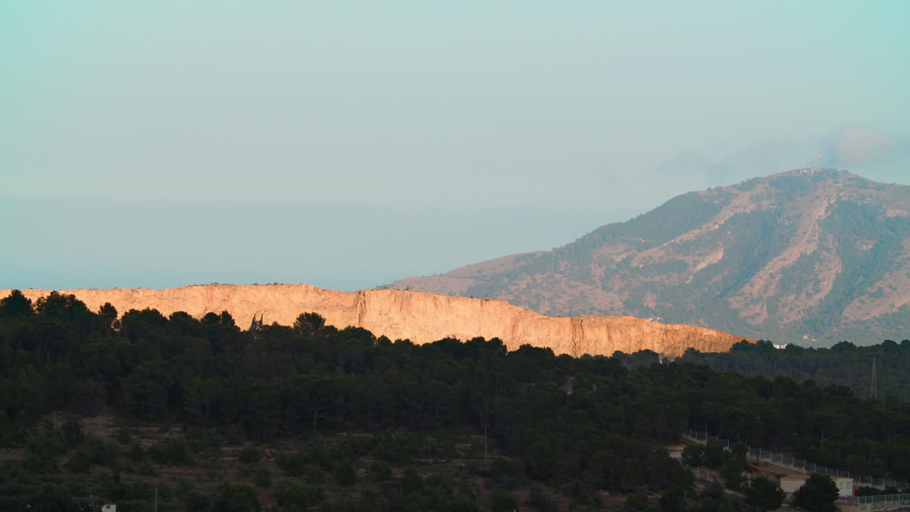 paisaje con montañas y bosques verdes españa