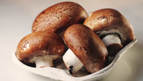 setas frescas de champignon gran portobello, macro, vista lateral, fondo, chef hombre tiene comida de supermercado.