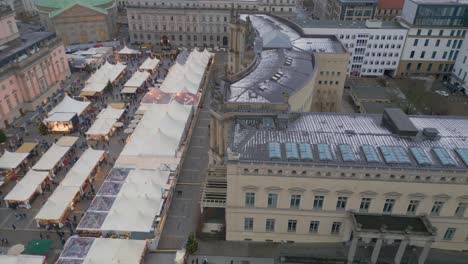 mercado de invierno de berlín bajo la puerta de brandenburgo