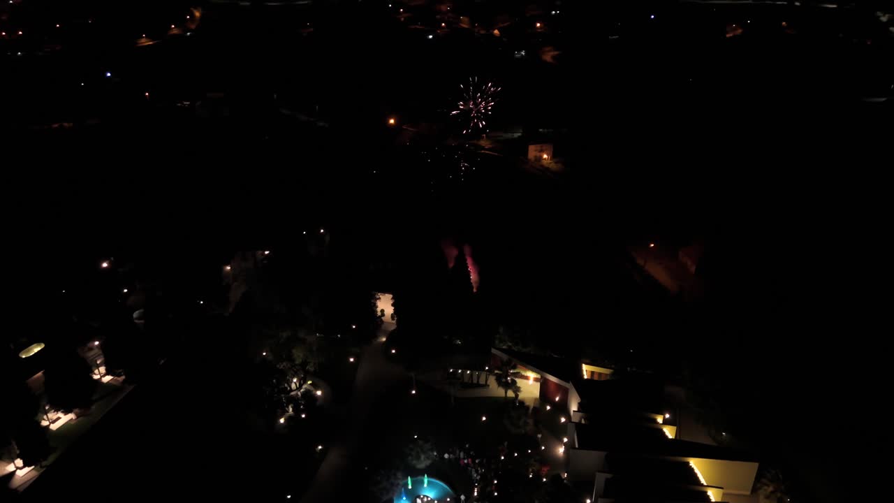 공중 - 하늘에서 불꽃놀이와 아래에서 조명 된 주변을 특징으로하는 밤