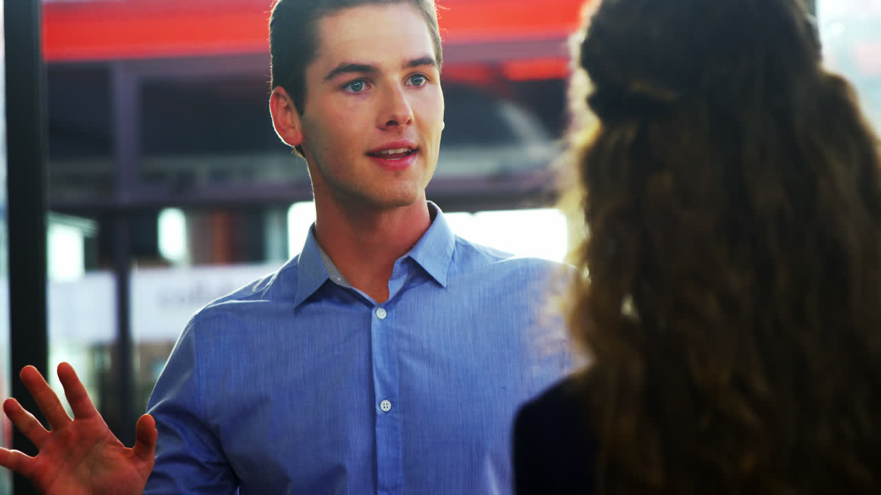 ejecutivos de negocios discutiendo durante la reunión