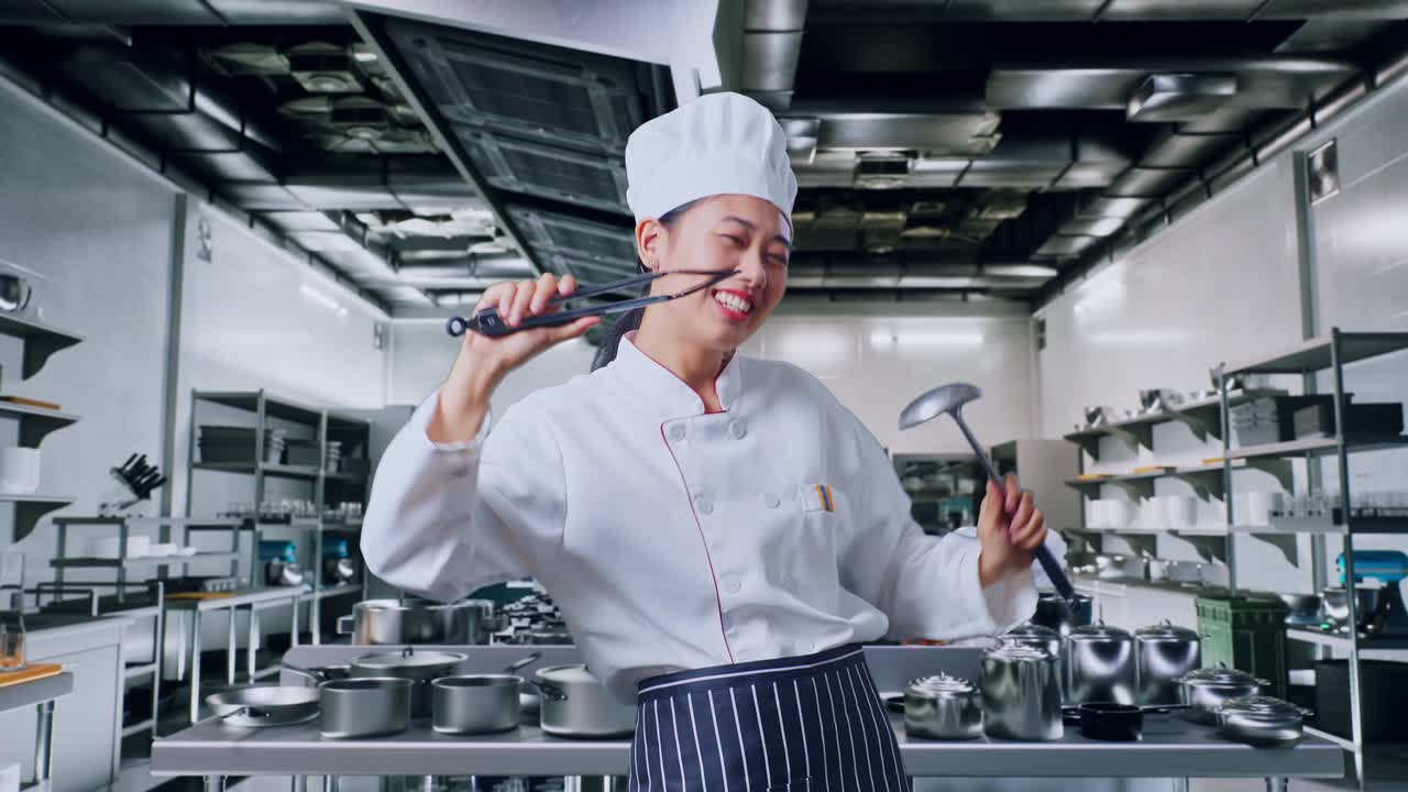 chef feliz en una cocina moderna