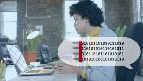 animación de codificación binaria sobre una mujer de negocios biracial almorzando en la oficina
