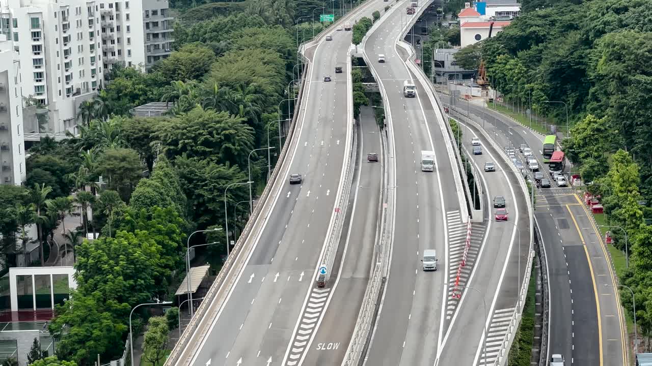 deslizándose sobre la autopista de la costa oeste en singapur - toma aérea de un avión no tripulado