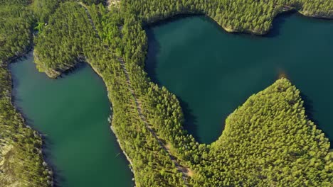 Vista-Aérea-Del-Lago-Y-El-Bosque-En-Finlandia.-Hermosa-Naturaleza-De-Finlandia.