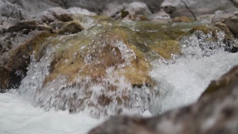 Zeitlupenansicht-Von-Wasser,-Das-In-Einem-Kleinen-Bach-über-Felsen-Fließt---Stetiger-Schuss