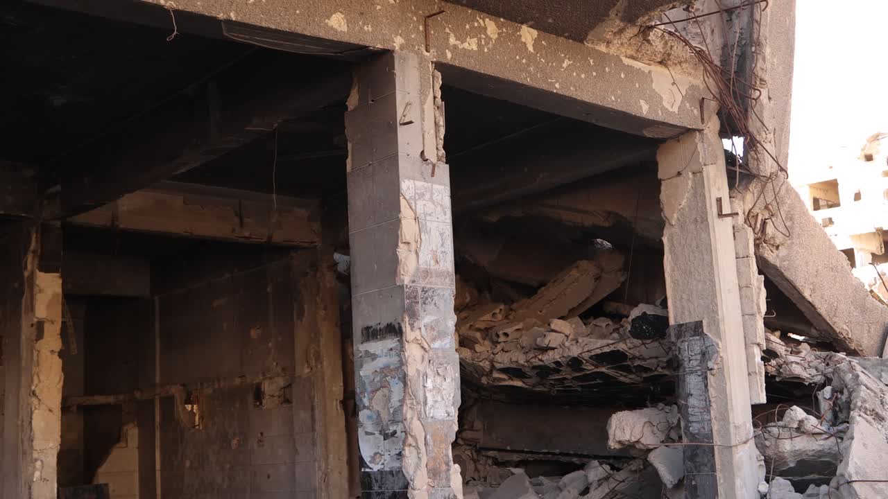 Vista cinematográfica de dron que documenta la devastación urbana y las secuelas de la guerra en la capital siria, Damasco, Siria.