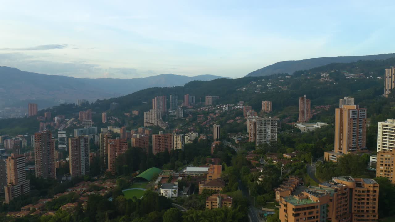 Vista aerea dall'alto di condomini in mattoni in una città sudamericana