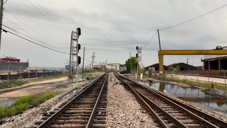 Vista-Aérea-De-Las-Vías-Del-Ferrocarril-En-Port-Mobile.