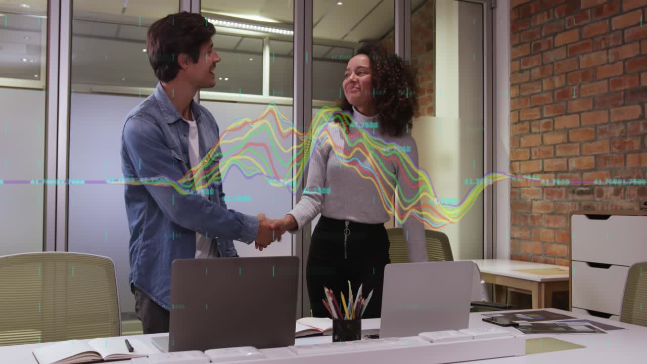 Animación de gráficos multicolores sobre compañeros de trabajo multirraciales analizando un informe en un portátil en la oficina