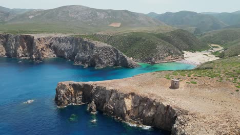 Cala-Domestica-Strand-Und-Blaue-Bucht-In-Sardinien,-Italien---4k-Luftkreisen