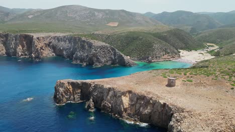 playa de cala domestica y cala azul en cerdeña, italia - círculos aéreos de 4k