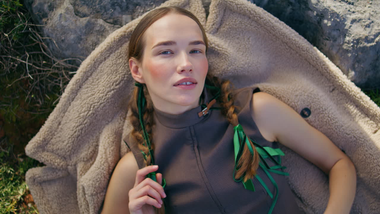 평화로운 여가 클로즈업에서 야외에 누워있는 젊은 여성. 아름다운 모델 포즈