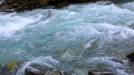 Agua-Del-Río-De-Montaña-Con-Primer-Plano-En-Cámara-Lenta